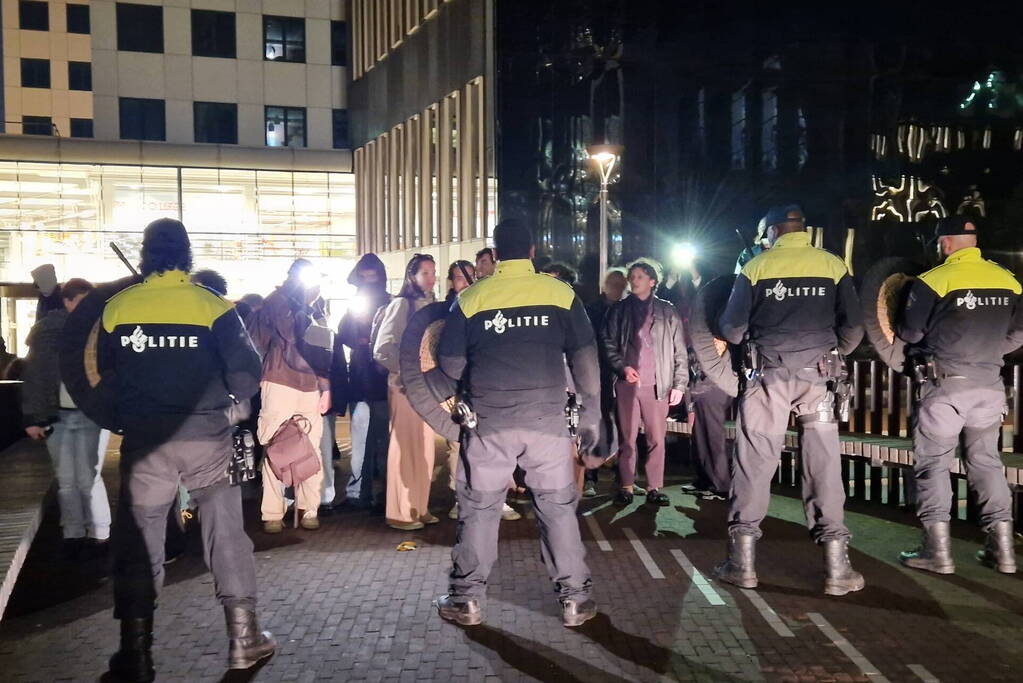 Politie grijpt in: 14 Arrestaties bij UvA-bezettingsactie