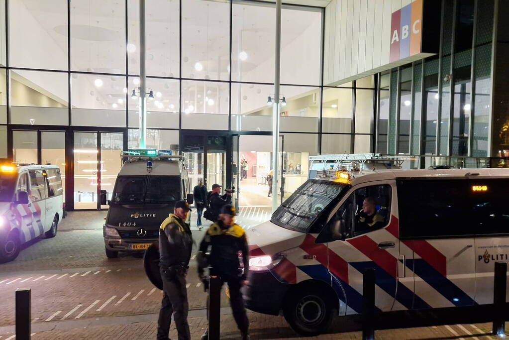 Politie grijpt in: 14 Arrestaties bij UvA-bezettingsactie