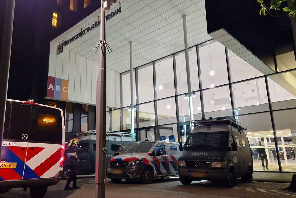 Politie grijpt in: 14 Arrestaties bij UvA-bezettingsactie