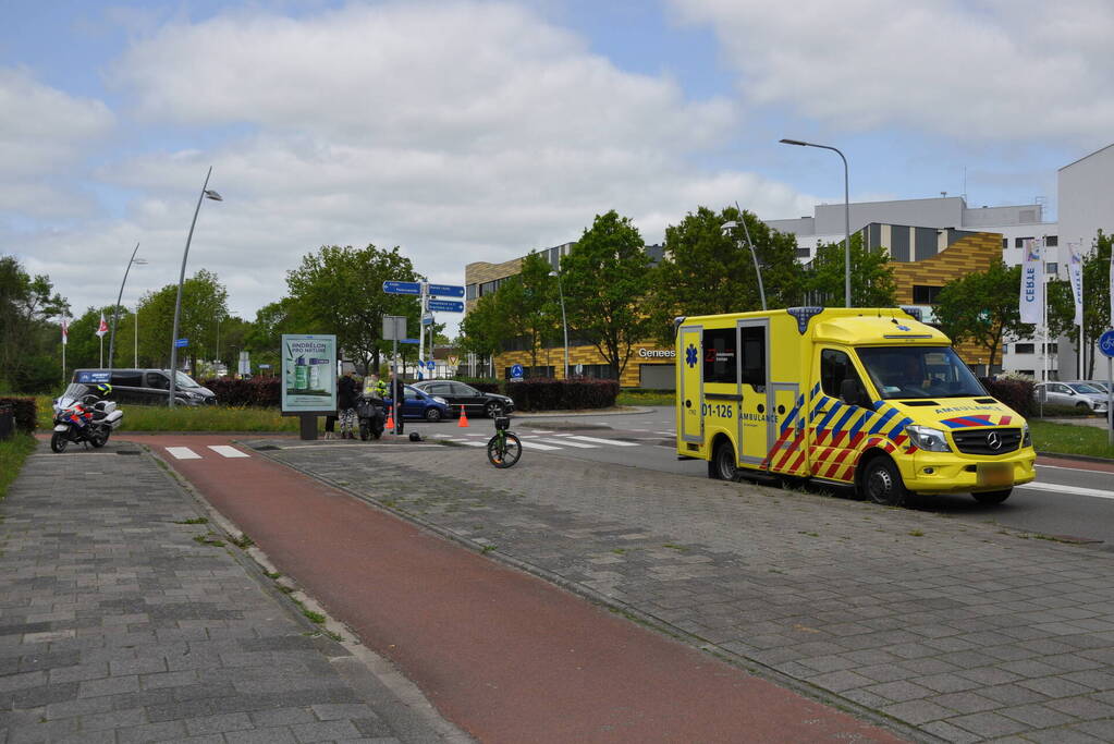 Verkeersongeval op rotonde, scooterrijder gewond