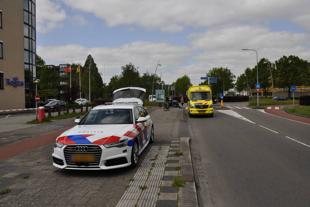 Verkeersongeval op rotonde, scooterrijder gewond