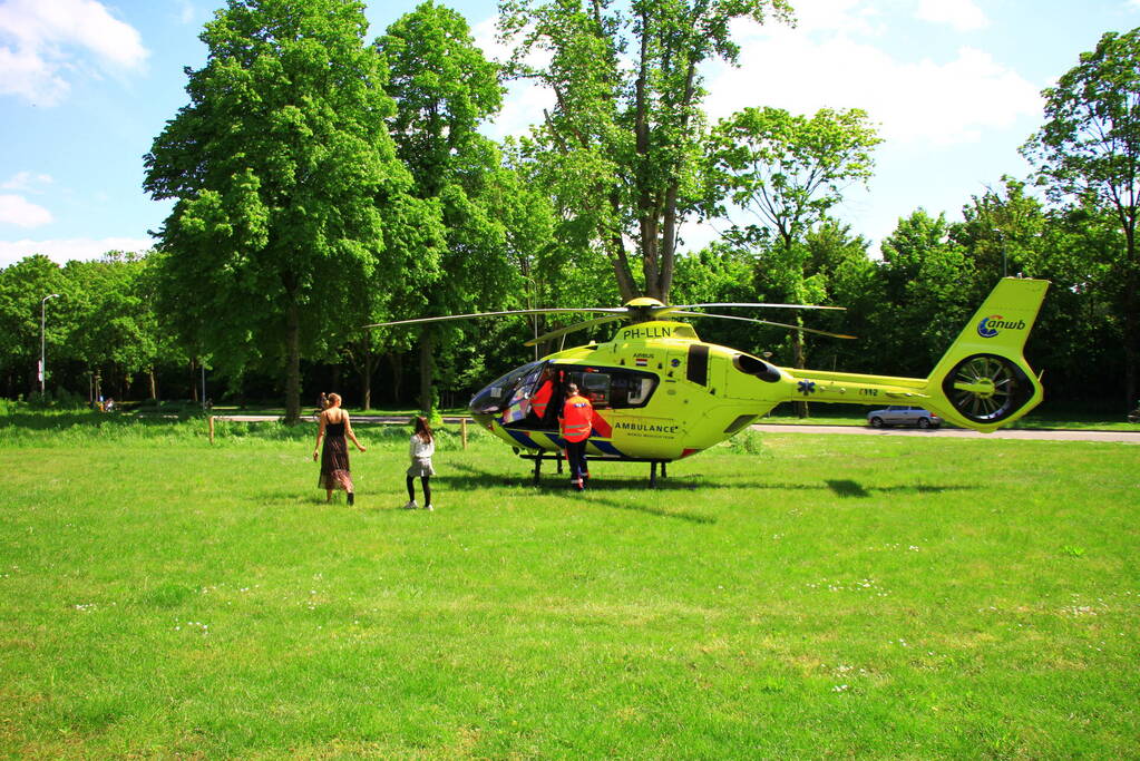 Man met verward gedrag gewond aangetroffen
