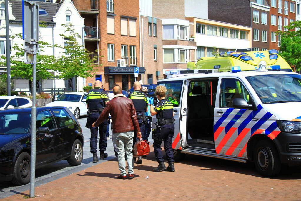 Man met verward gedrag gewond aangetroffen