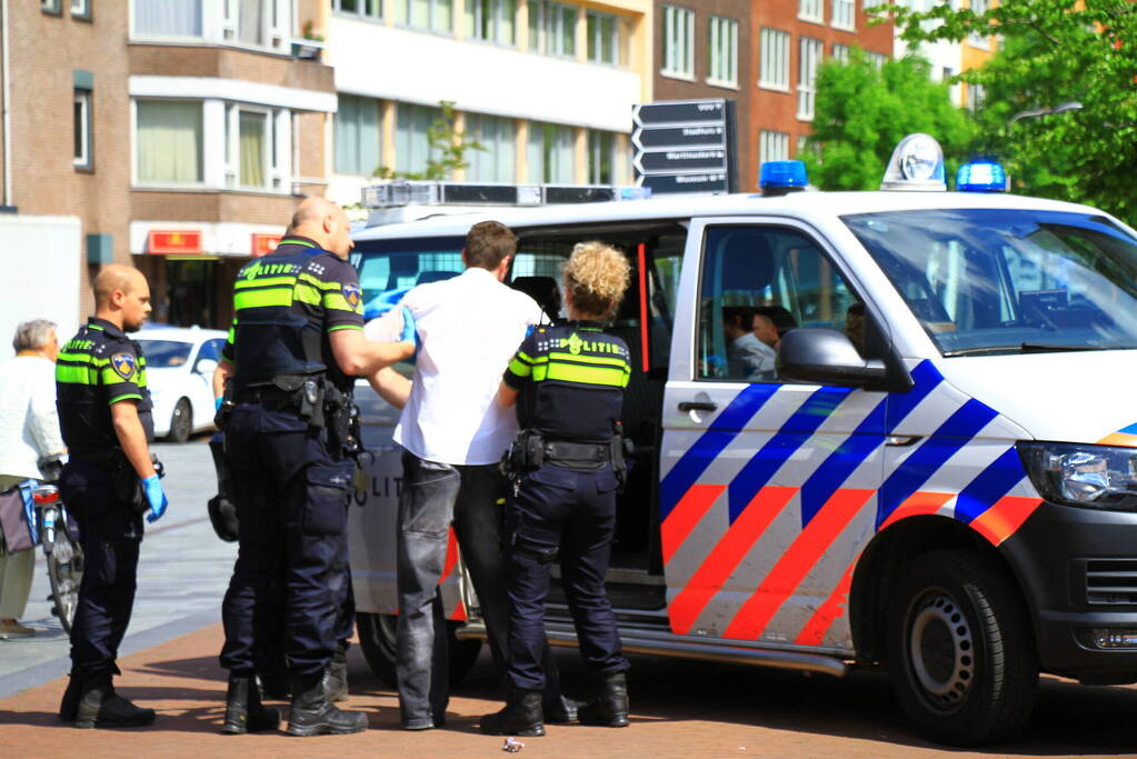 Man met verward gedrag gewond aangetroffen