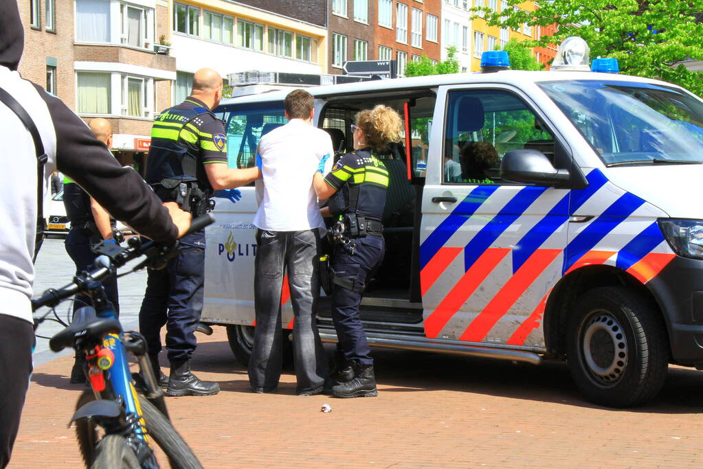 Man met verward gedrag gewond aangetroffen