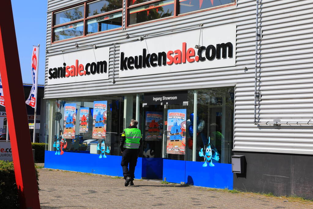 Klant Sanisale steekt verkoper neer