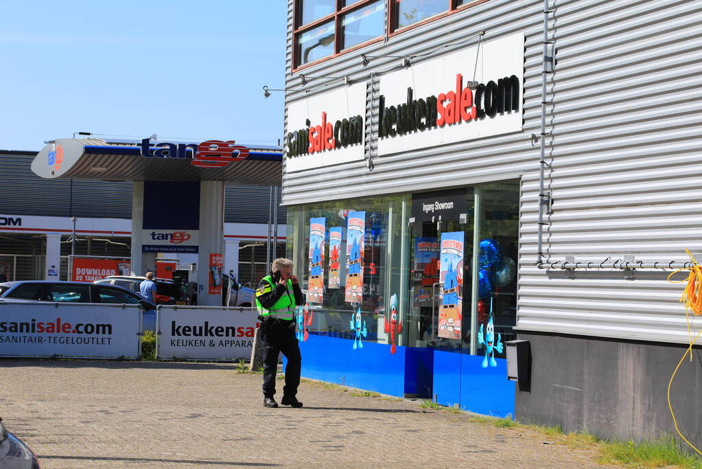Klant Sanisale steekt verkoper neer