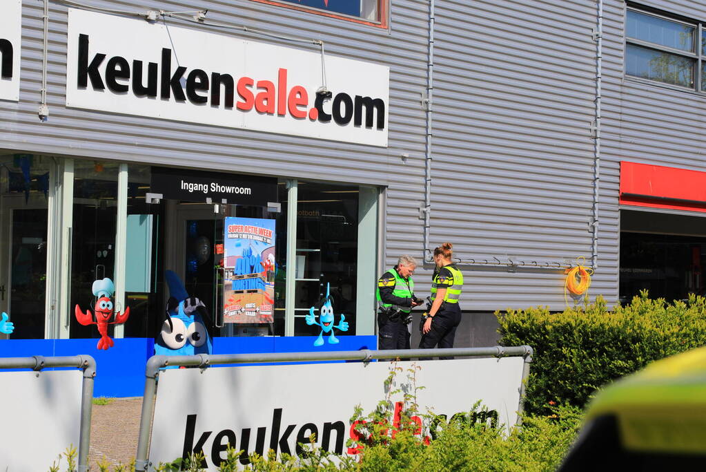 Klant Sanisale steekt verkoper neer