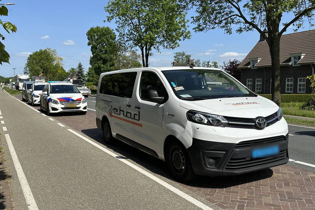 Taxibus botst op personenauto