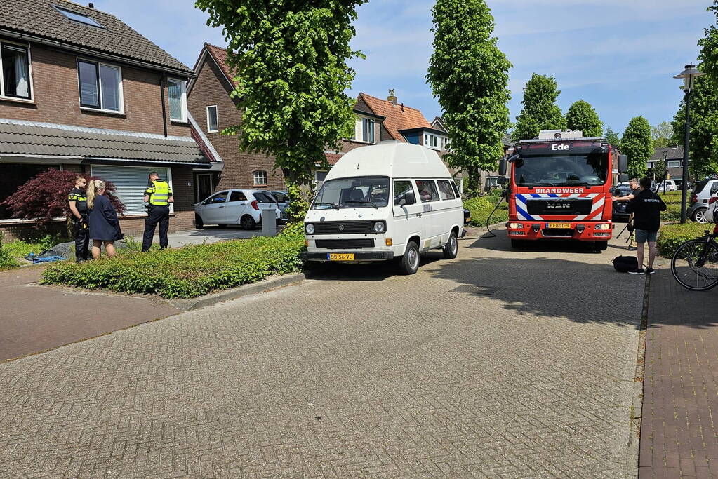 Pergola vat vlam in tuin van woning