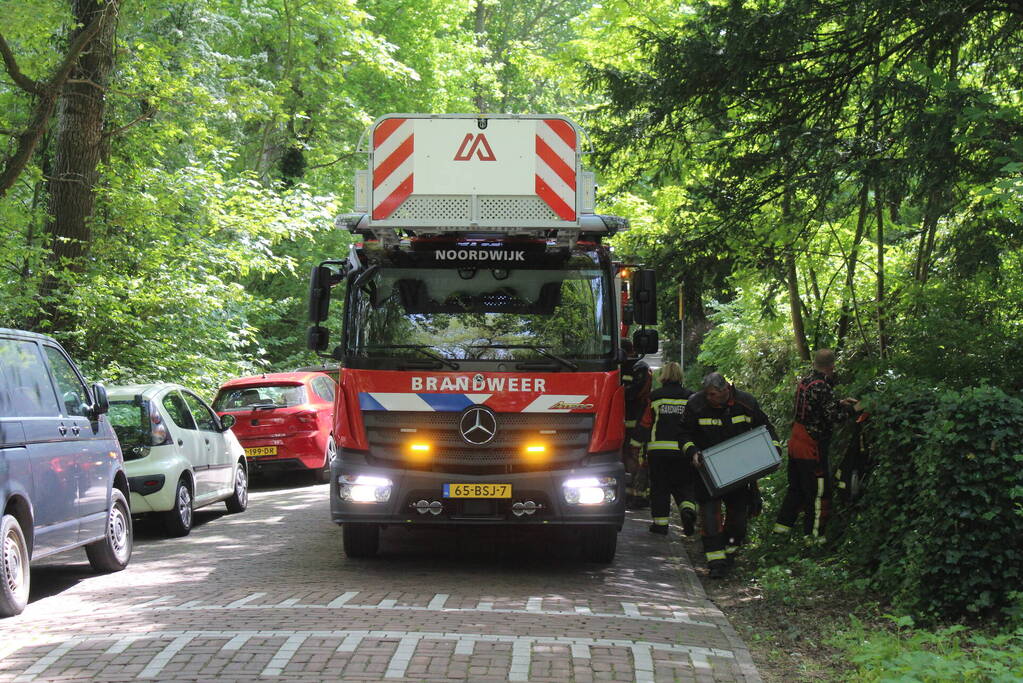 Brandweer verwijdert gevaarlijk hangende tak