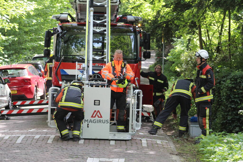 Brandweer verwijdert gevaarlijk hangende tak