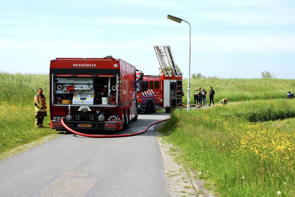 Tractor brandt uit tijdens maaien gras