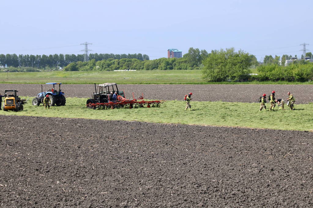 Tractor brandt uit tijdens maaien gras
