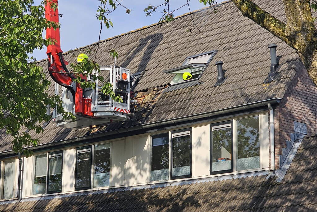 Dak in brand door brandende sigaret