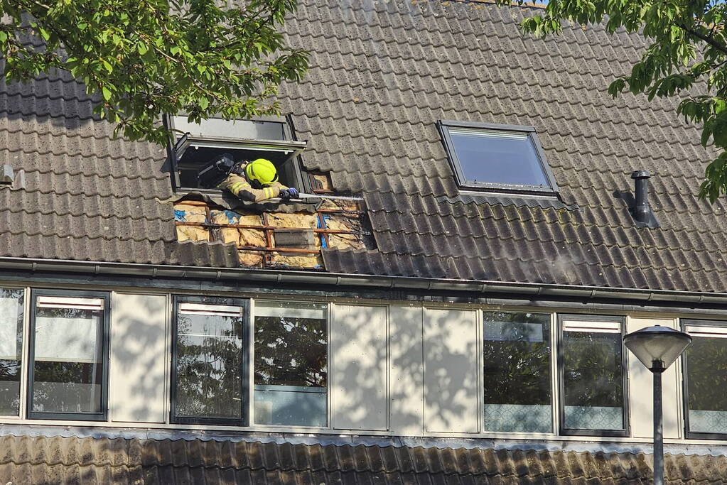 Dak in brand door brandende sigaret