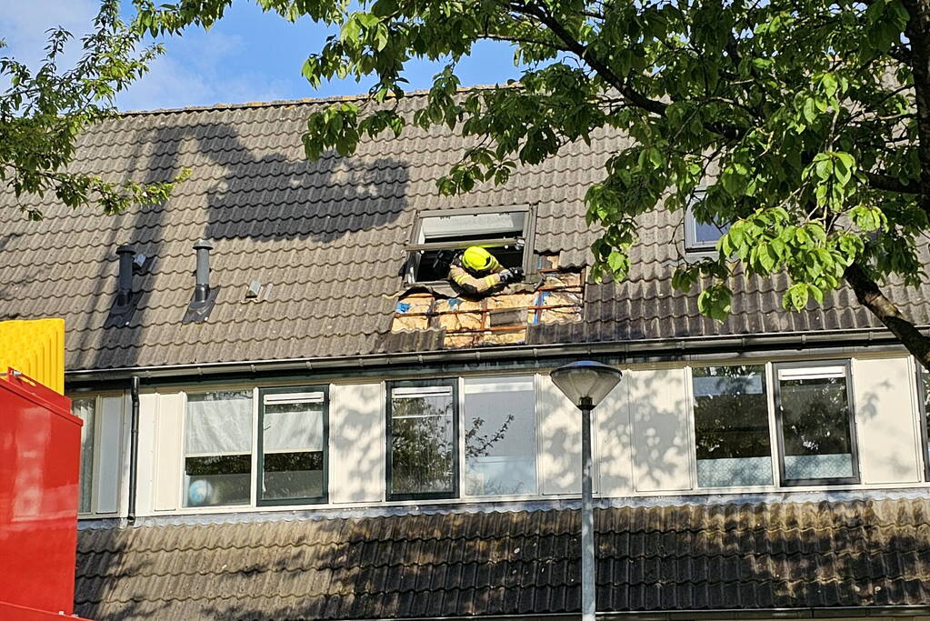 Dak in brand door brandende sigaret