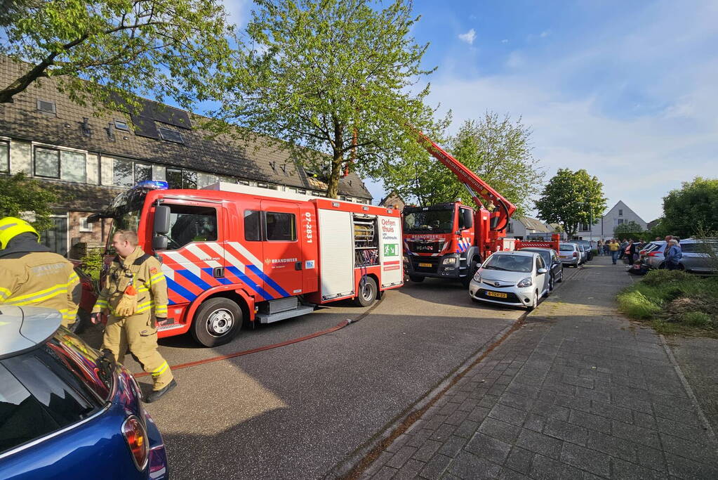 Dak in brand door brandende sigaret