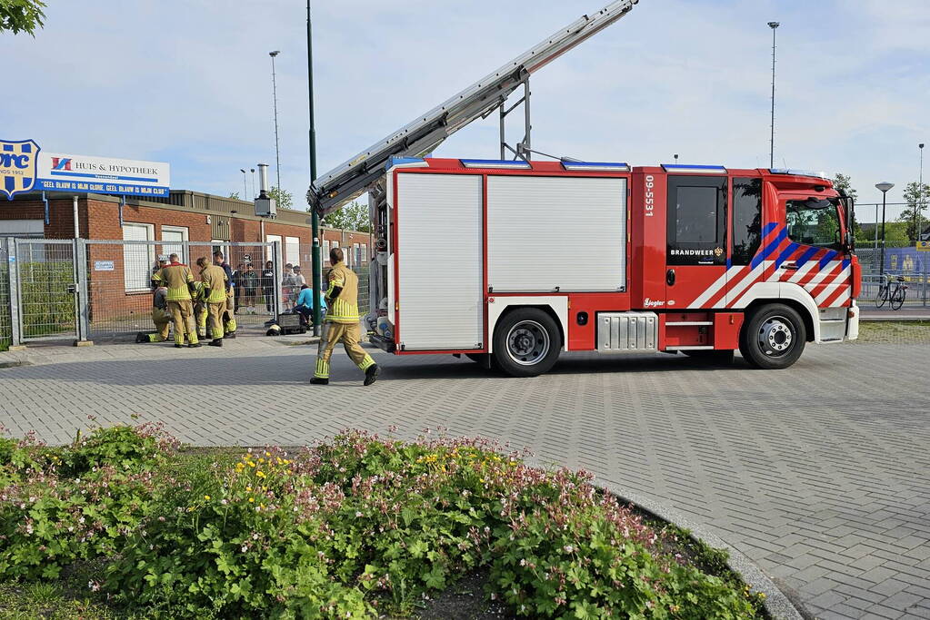 Brandweer bevrijdt jongen vast in hek
