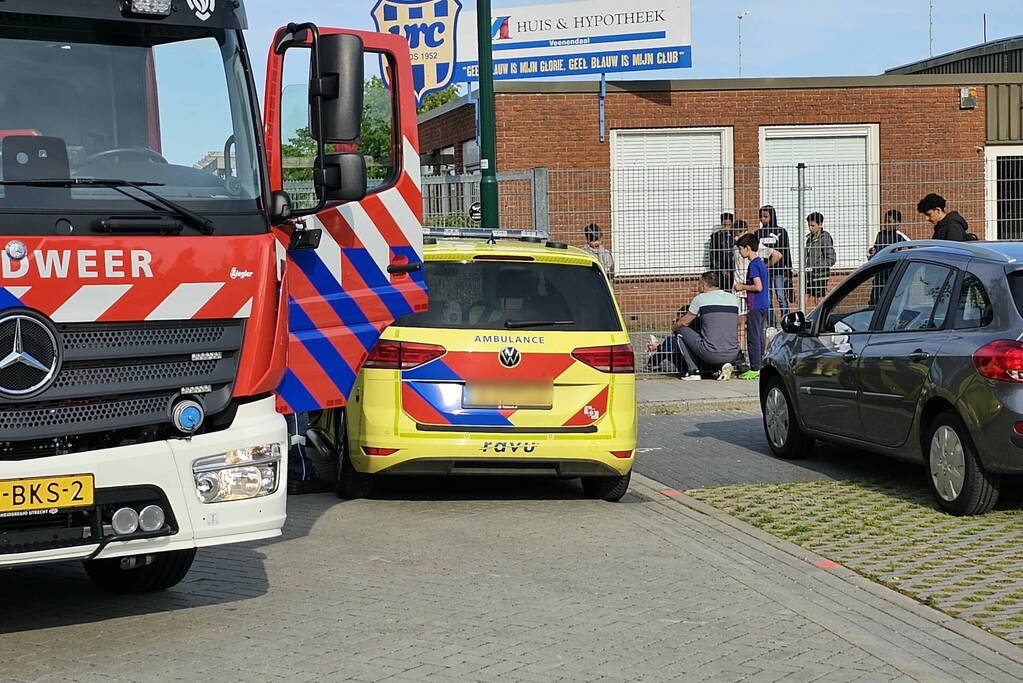 Brandweer bevrijdt jongen vast in hek