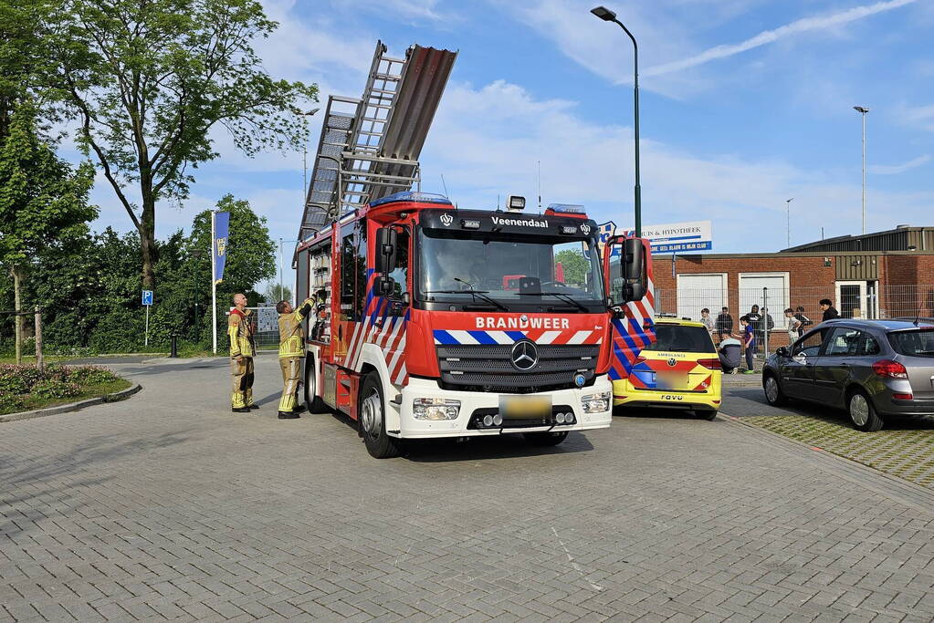 Brandweer bevrijdt jongen vast in hek