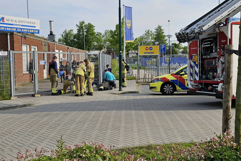 Brandweer bevrijdt jongen vast in hek
