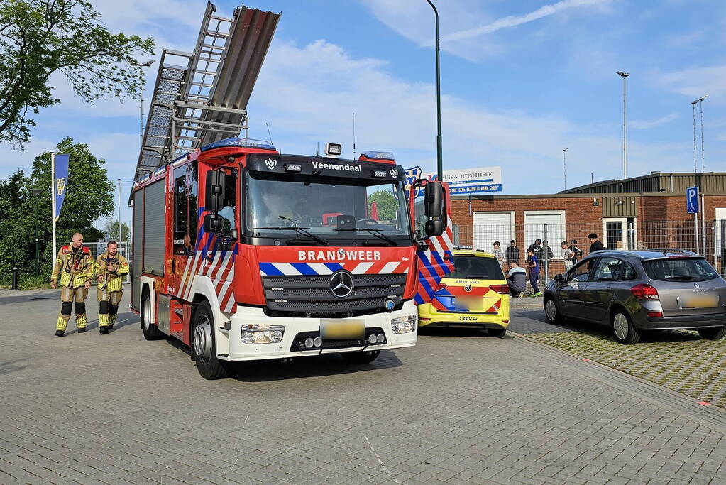 Brandweer bevrijdt jongen vast in hek
