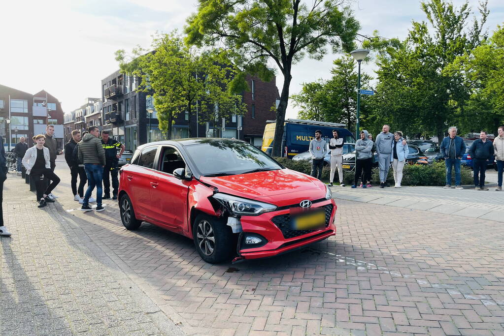 Bestuurster slaat met auto op zijn kant