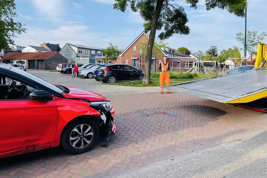 Bestuurster slaat met auto op zijn kant