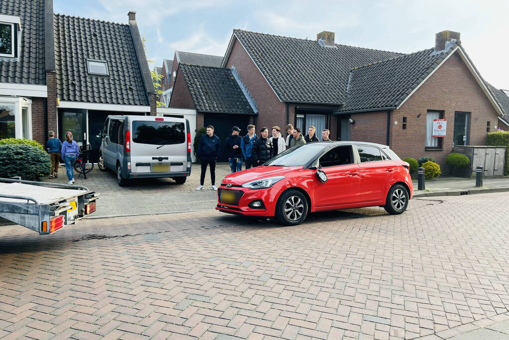 Bestuurster slaat met auto op zijn kant