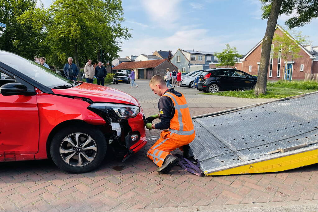 Bestuurster slaat met auto op zijn kant
