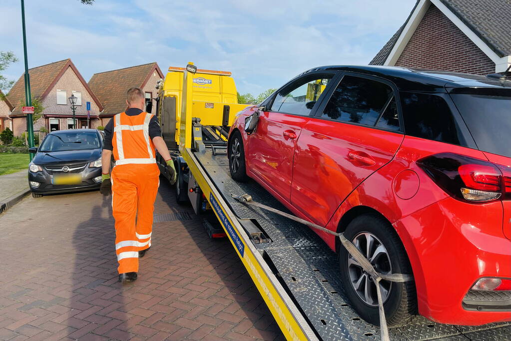 Bestuurster slaat met auto op zijn kant