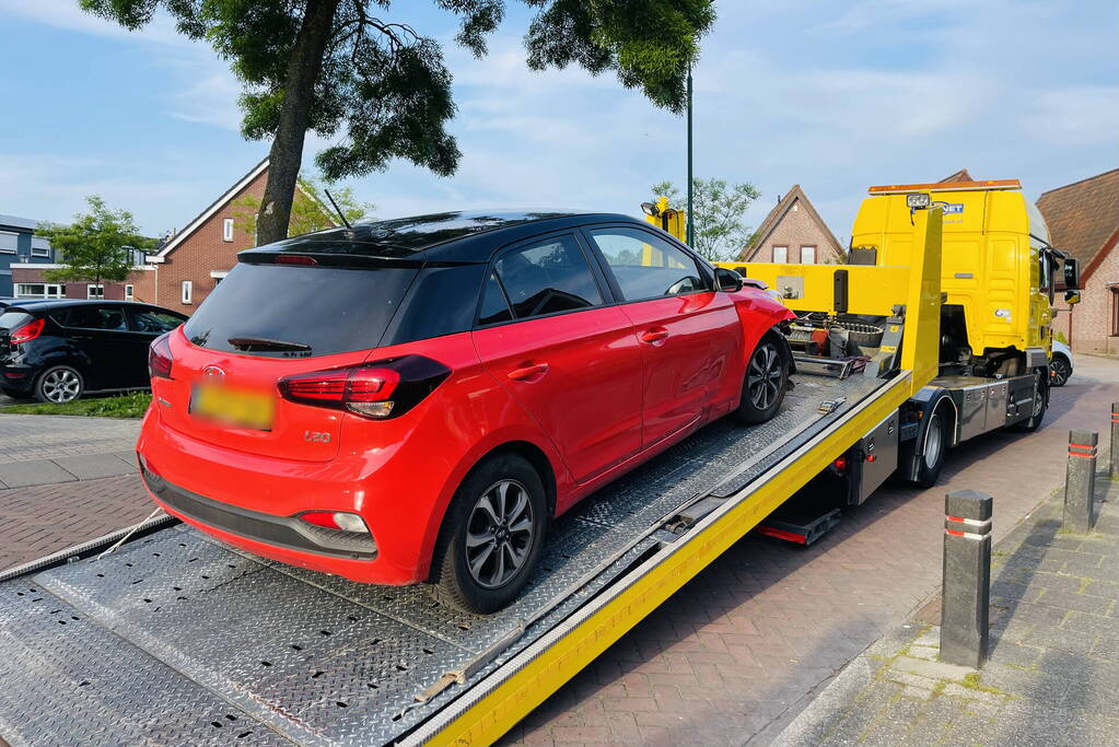 Bestuurster slaat met auto op zijn kant