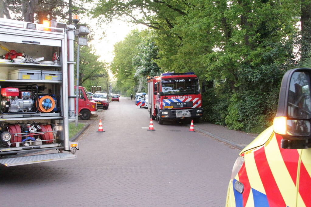 Bestuurster belandt met auto in voortuin
