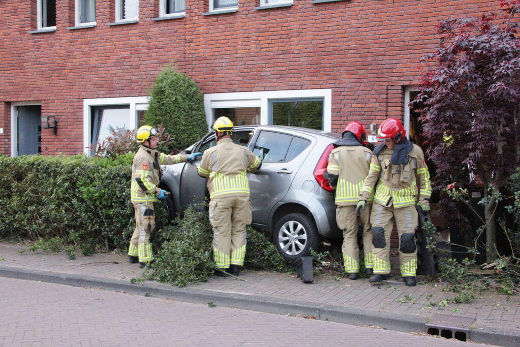 Bestuurster belandt met auto in voortuin