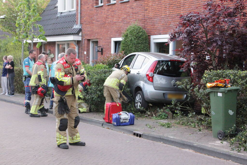 Bestuurster belandt met auto in voortuin