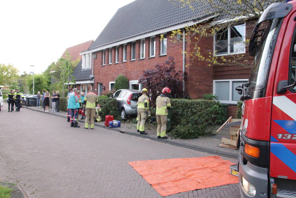 Bestuurster belandt met auto in voortuin