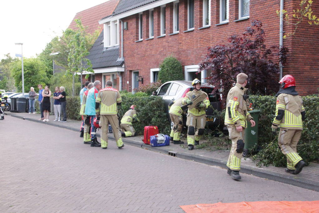 Bestuurster belandt met auto in voortuin