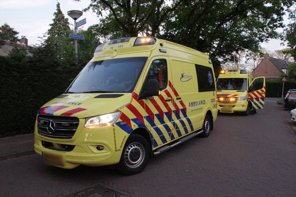 Bestuurster belandt met auto in voortuin