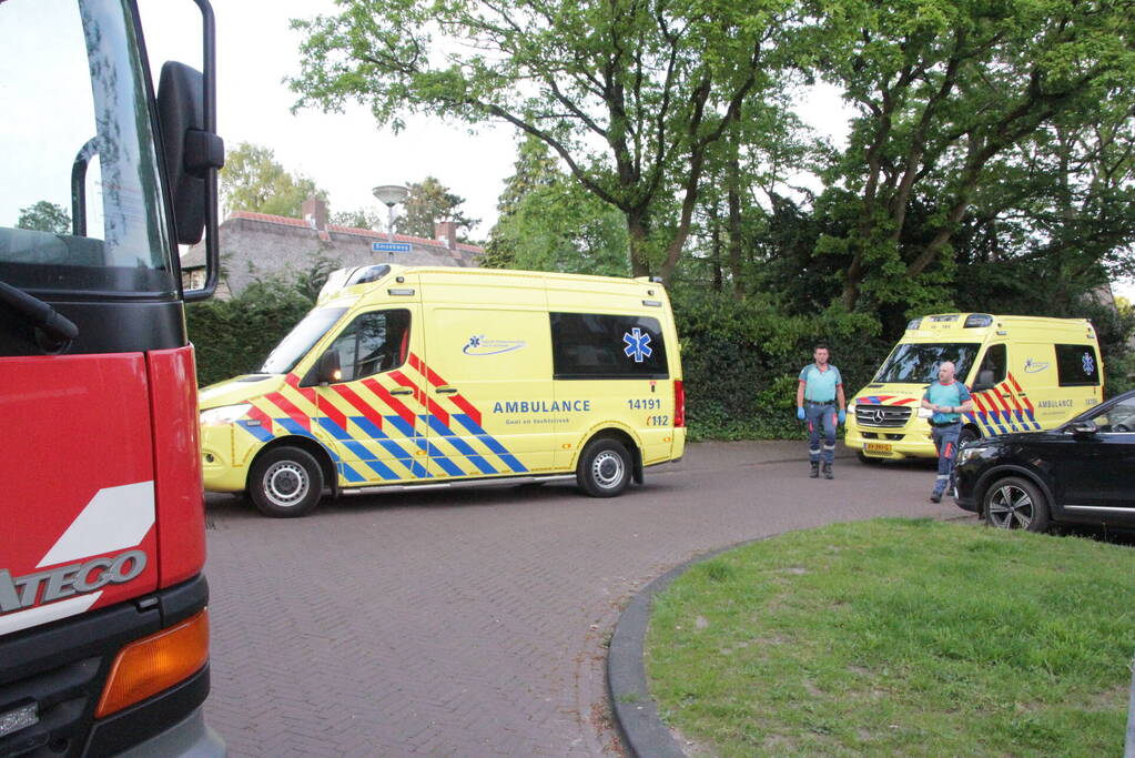 Bestuurster belandt met auto in voortuin