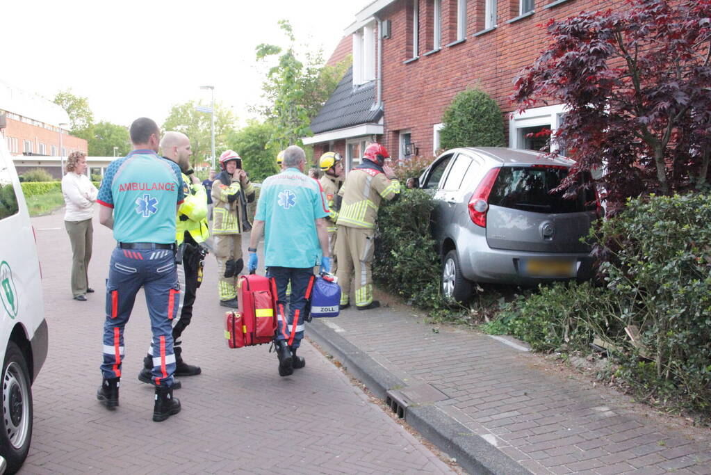Bestuurster belandt met auto in voortuin