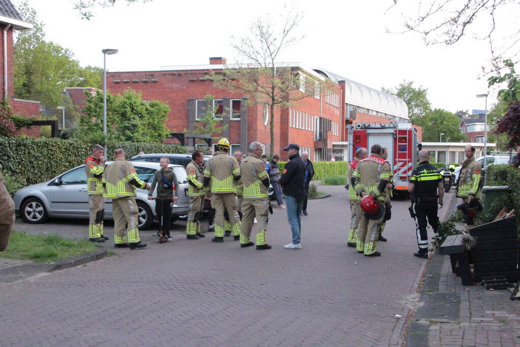 Bestuurster belandt met auto in voortuin