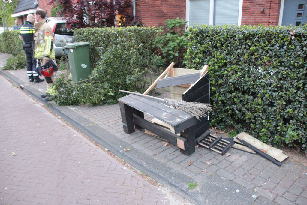 Bestuurster belandt met auto in voortuin