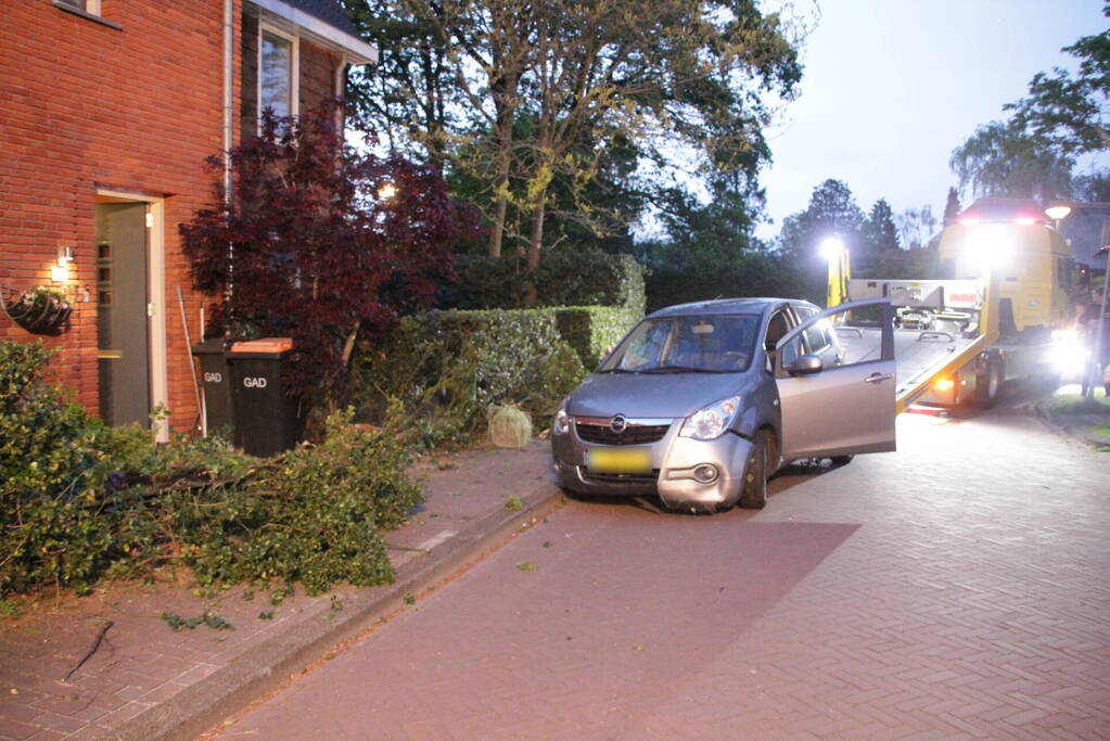 Bestuurster belandt met auto in voortuin
