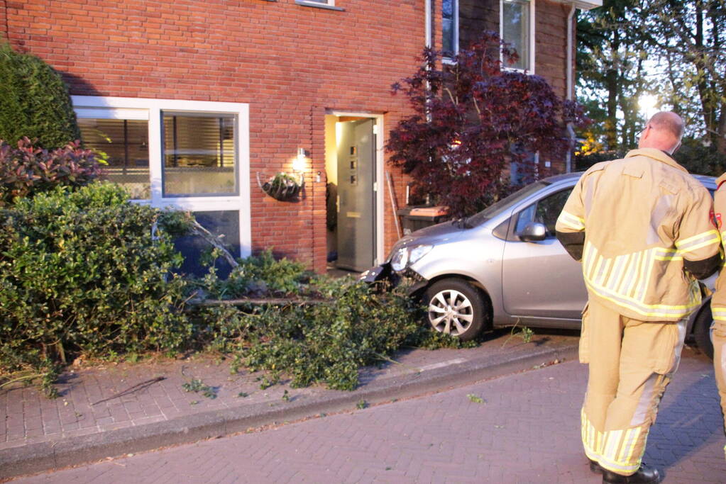 Bestuurster belandt met auto in voortuin