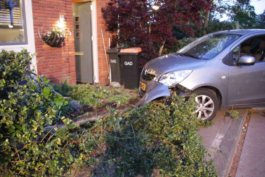 Bestuurster belandt met auto in voortuin