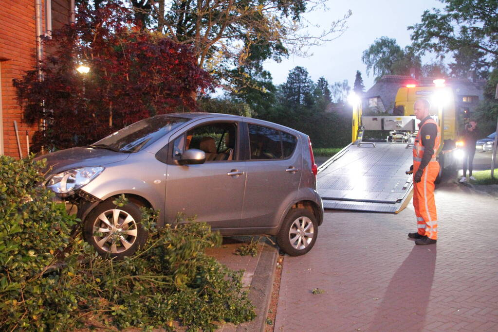 Bestuurster belandt met auto in voortuin