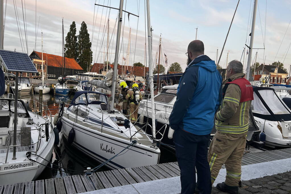 Brandweer onderzoekt hinderlijke lucht op vaartuig
