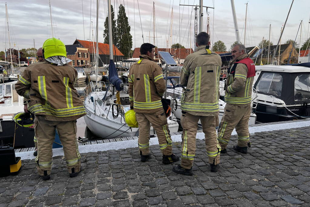 Brandweer onderzoekt hinderlijke lucht op vaartuig