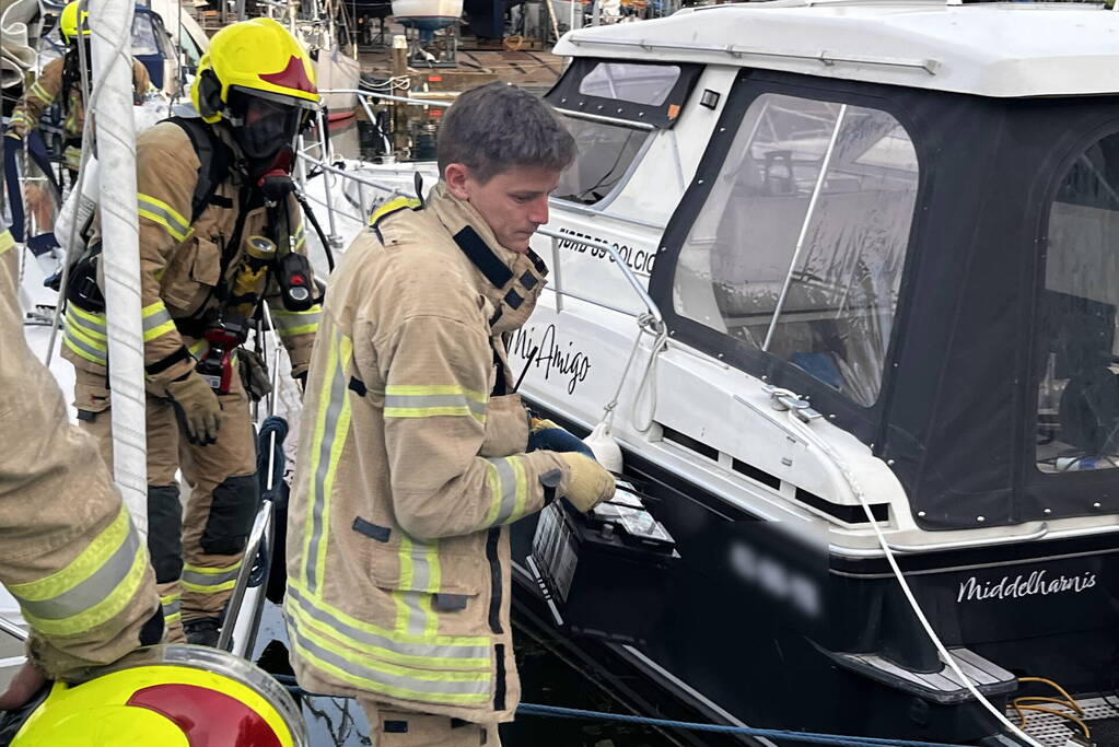 Brandweer onderzoekt hinderlijke lucht op vaartuig